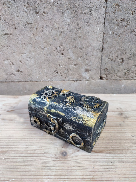 Malá krabička ve stylu Steampunk originální zlatá krabička černá extravagantní steampunk pokladnička šperkovnice stylová ozubená kolečka ručně vyrobená 