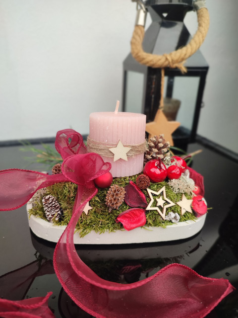 Vánoční aranžmá růžovo-červené červená vánoce mašle růžová svícen hvězdy vínová mech aranžmá vánoční dekorace beton  Vánoční aranžmá růžovo-červené červená vánoce mašle růžová svícen hvězdy vínová mech aranžmá vánoční dekorace beton