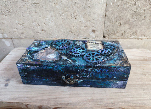 Mixed media krabička originální modrá krabička černá extravagantní klíček steampunk pokladnička šperkovnice stylová ozubená kolečka originální dárek ručně vyrobená mixed media 