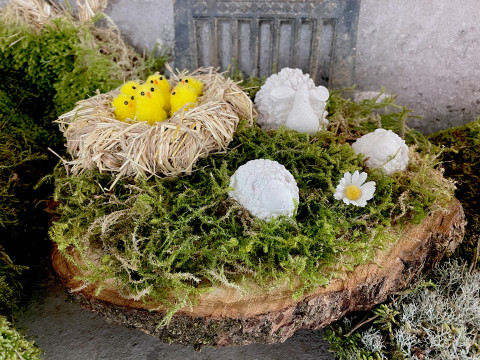 Velikonoční dekorace s ovečkami dřevo velikonoce ovečky mech kuřátka 