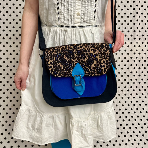 Kabelkářka - No.5 květina modrá lístek květiny kytičky kytička lístky květinová kytičková brašna parádnice přes rameno nepřehlédnutelná crossbody spontánní reakce 