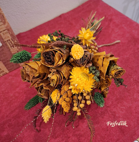 kytička růžička se slaměnkami .. dekorace originální dárek zelená interiér přírodní hnědá žlutá žlutohnědá vázaná kytička růžičky z javorového listí slaměnková 