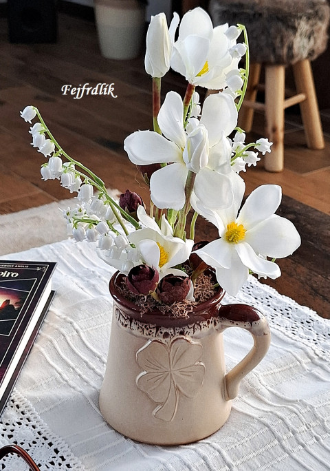 hrnek ,,štěstí,,.. dekorace bílá jaro aranžmá do bytu pro štěstí konvalinky hrnek se čtyřlístkem aranžmá v hrnku vínovobílá 