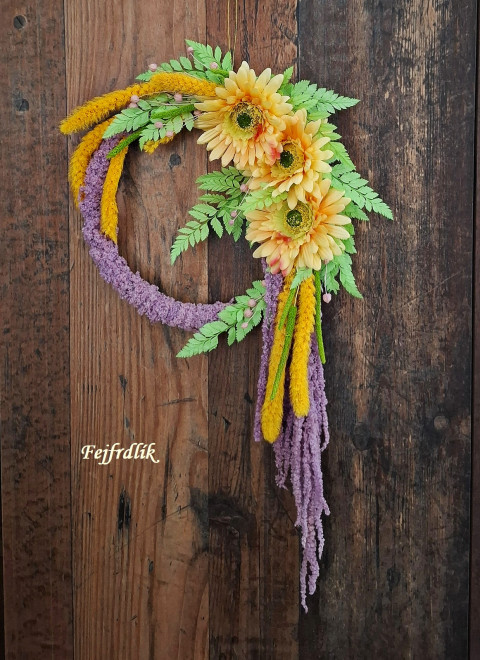 věneček ,,příjemný den,, dekorace originální interiér levandulová žlutá věneček zelenkavá kapradí sušené stabilizované s gerberami 