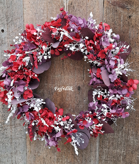 hortenzie s levandulí v eukalyptu domov dekorace interiér věneček levandulový fialovočervená originální věnec na kruhu červenofialový červená hortenzie fialová hortenzie 