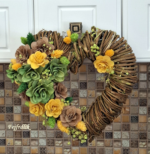 srdíčko s dřevěnými růžičkami domov dřevěné srdce dekorace dárek přírodní zelené růže zelenkavá růžičky žluté na dveře sušené proutěné jaro-léto hnědé srdce 