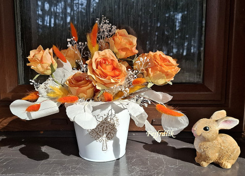 meruňkové růže v eukalyptu .. dekorace originální kytice bílý meruňkové aranžmá pro ženu oranžovobílá elegantní aranžmá růže plecháček s růžemi dárek domov 