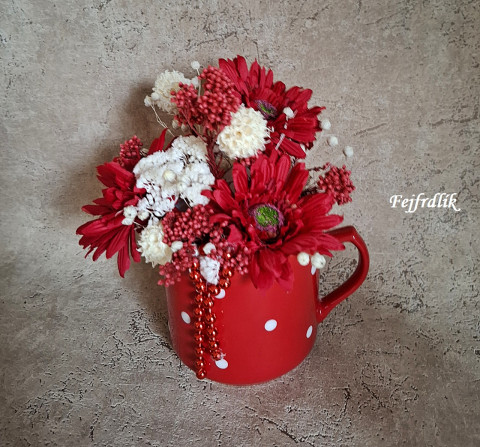 gerbery v puntíkatém obleku ;-).. červená dekorace dárek hrnek interiér červenobílá aranžmá puntíkatý do bytu gerbery v hrnku 
