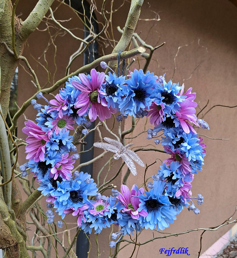 věneček s vážkou .. dekorace originální modrá růžová věneček celoroční na dveře chrpový růžovomodrý jaro-léto 