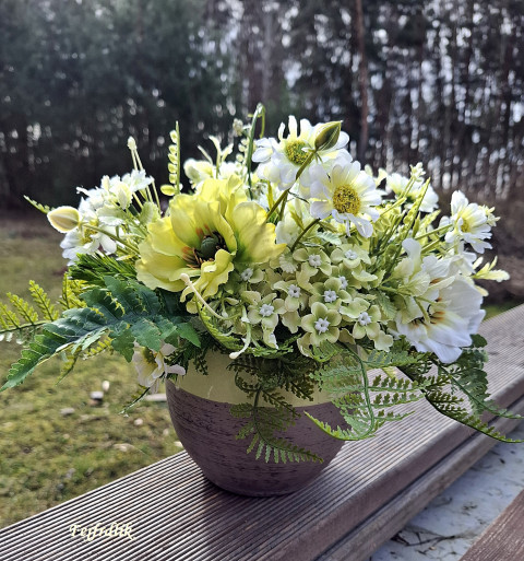 zelenkaváá ;-).. dárek svěží bílá květináč zelenobílá aranžmá celoroční dekorace světle žlutá anemonky jaro-léto 