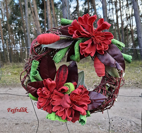 tajemný věnec :) červená originální věnec chata netradiční magnolie tajemný kroucený čertovský vrbový věnec velký svídový 