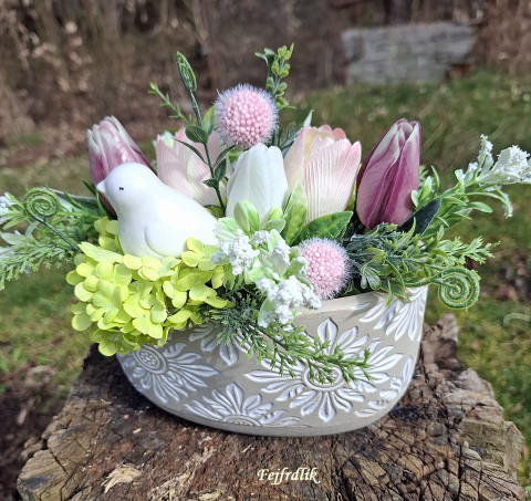 aranžmá mezi tulipány a kalinou.. 