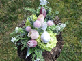 aranžmá mezi tulipány a kalinou..