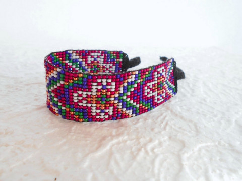 Náramek z malých korálků náramek letní barevný korálkový vzorovaný indián indiánský na ruku tkaný přátelství utkaný 