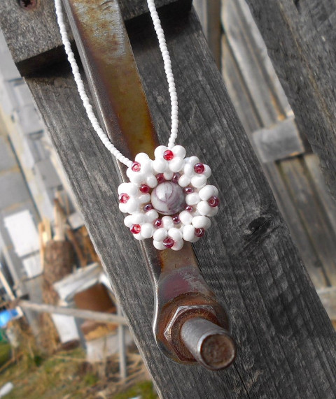 Náhrdelník bílý s šitým přívěskem přívěsek korálky květ šitý korále donut na krk 