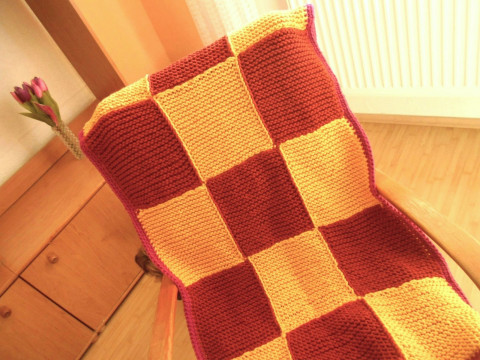Pletená deka přehoz šachovnice deka přehoz hnědá žlutá rezavá čtverečky pletená teplá čtverce šachovnice na chalupu na chatu 