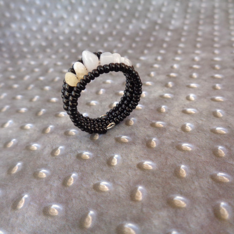 Prstýnek s chalcedonem šperk doplněk prsten ozdoba prstýnek něžný jemný romantický korálkový s minerálem minerál chalcedon 