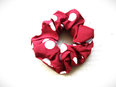 Gumička scrunchie do vlasů puntíky bílá puntík ozdoba gumička vínová scrunchie 