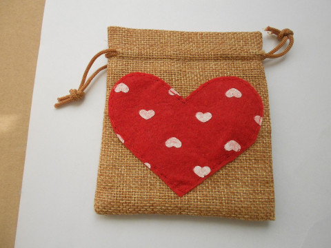 Dárkový pytlík se srdíčkem červená vánoce srdíčko pytlík hnědá valentýn juta  Dárkový pytlík se srdíčkem červená vánoce srdíčko pytlík hnědá valentýn juta