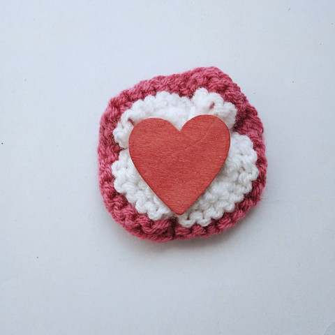 Pletená brož se srdíčkem brož růžová bílá šitá pletená 