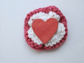 Pletená brož se srdíčkem