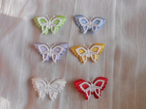 Atlasová aplikace červená modrá fialová motýl žlutá aplikace 