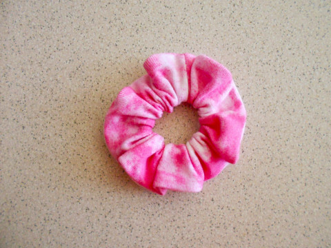 Gumička scrunchie do vlasů menší růžová ozdoba gumička scrunchie 