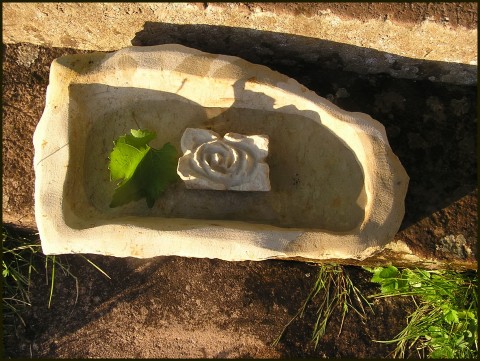 KORÝTKO, PÍTKO s růží Vysochané plastika socha skulptura zahradní socha socha z pískovce exteriérová socha socha do zahrady. sochy z pískovce 