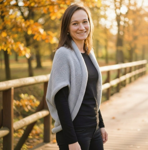 Pletená vesta - barva světle šedá pletená vesta ručně pletená vesta 