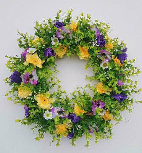 Jarní věneček jarní věnec narcisy macešky na dveře luční kvítí krokusy květiny slunečnice 