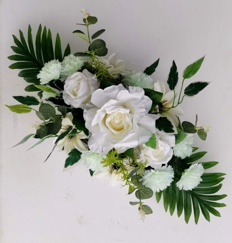 Květinová dekorace- bílé růže dušičky aranžmá květinová dekorace beton květiny na hrob 