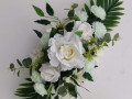 Květinová dekorace- bílé růže