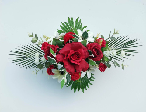 Květinová dekorace- červené růže dušičky aranžmá květinová dekorace beton květiny na hrob 