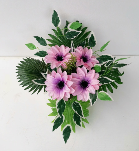 Květiny v betonovém květináči růže dušičky aranžmá na stůl květinová dekorace květiny na terasu květiny na hrob 