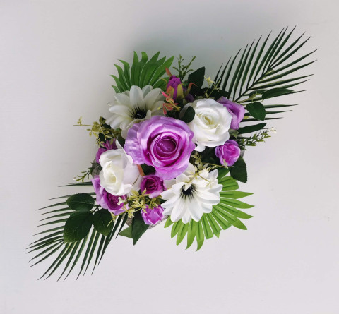 Květiny v betonové míse dušičky aranžmá květinová dekorace beton květiny na hrob 