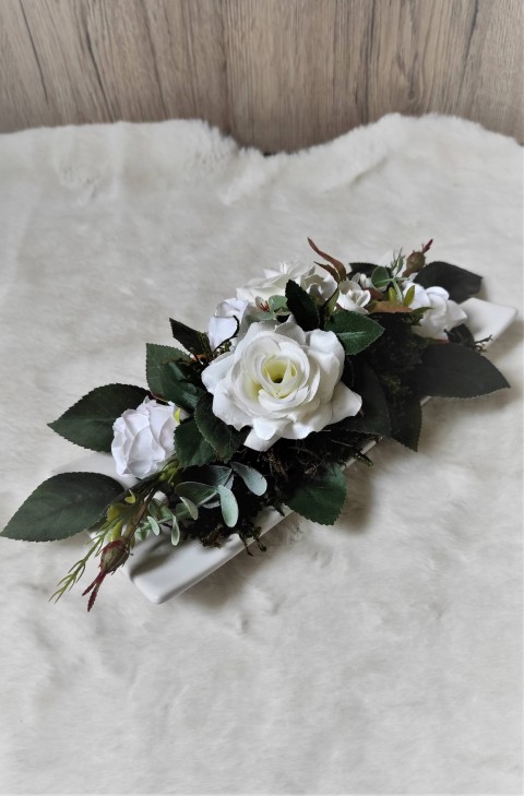 Aranžmá z bílých růží na porcelánu dekorace květina zelený bílá růže romantika květ porcelán tácek romantická slavnostní květinová aranžmá 
