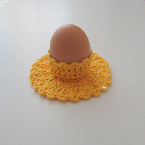 Stojánek na velikonoční vajíčko dekorace jarní žlutá jaro velikonoce ozdoba háčkované velikonoční kalíšek handmade na stůl stojánek na vajíčko obal na vajíčko 