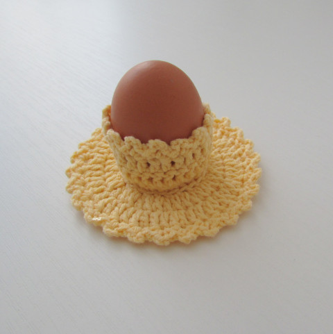 Stojánek na velikonoční vajíčko dekorace jarní žlutá jaro velikonoce ozdoba háčkované velikonoční kalíšek handmade na stůl stojánek na vajíčko obal na vajíčko 