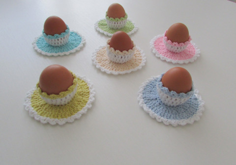 Sada obalů na velikonoční vajíčka dekorace jarní sada jaro velikonoce ozdoba háčkované velikonoční kalíšek handmade na stůl stojánek na vajíčko obal na vajíčko 6ks různobarevné 