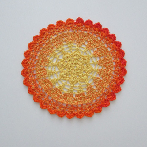 Háčkovaná dečka oranžová bavlna žlutá háčkované akryl prostírka dečka podložka ubrousek mandala handmade podšálek na stůl pod hrnek pod talíř pod misku 