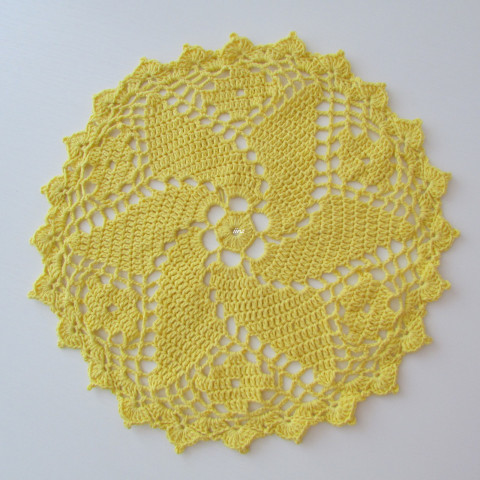 Háčkovaná dečka bavlna žlutá háčkované akryl prostírka dečka podložka ubrousek mandala handmade podšálek na stůl pod hrnek pod talíř pod misku 41 cm 