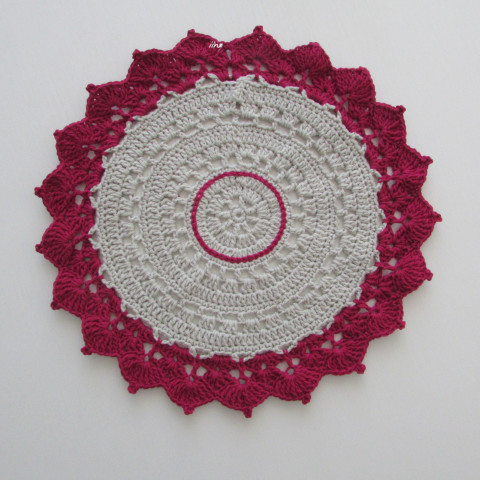 Háčkovaná dečka bavlna šedá háčkované akryl prostírka dečka podložka ubrousek vínová mandala handmade podšálek purpurová na stůl pod hrnek pod talíř pod misku 