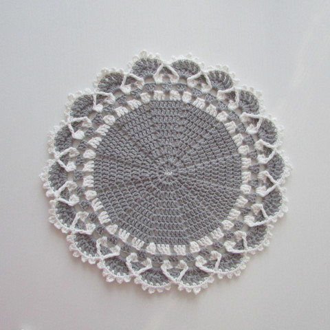 Háčkovaná dečka bavlna bílá šedá háčkované akryl prostírka dečka podložka ubrousek mandala handmade podšálek na stůl pod hrnek pod talíř pod misku 