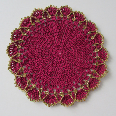 Háčkovaná dečka zlatá bavlna háčkované akryl prostírka dečka podložka ubrousek fuchsiová handmade podšálek lurex na stůl pod hrnek pod talíř pod misku fialovávínová 