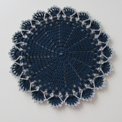 Háčkovaná dečka bavlna háčkované akryl prostírka stříbrná dečka podložka ubrousek tmavěmodrá handmade podšálek lurex na stůl pod hrnek pod talíř pod misku 