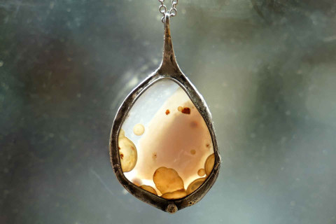 Nové světy (achát) náhrdelník přívěsek achát cín řetízek přívěs amulet mosaz peříčkový 