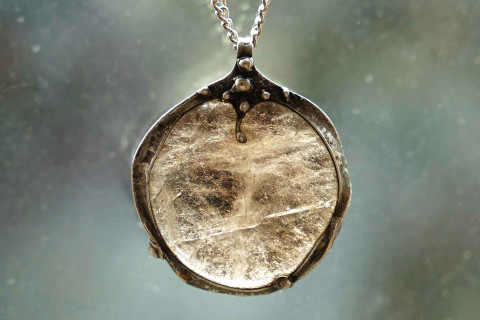 Zatmění (záhněda) náhrdelník přívěsek cín řetízek přívěs amulet mosaz záhněda 