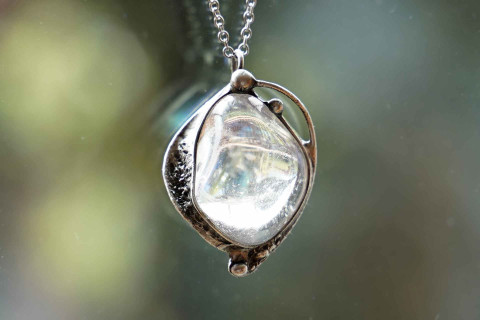 Andělské světlo (křišťál aura) náhrdelník přívěsek cín řetízek křišťál přívěs amulet mosaz aqua duhová valounek aura 