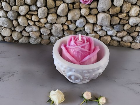 DEKORAČNÍ DÓZA S RŮŽÍ - RŮŽOVÁ kámen dekorace ručně dárek svíčka dóza elegantní byt interiér vonná růže dekorační palmový stůl luxusní romantická květinová kulatá dárková umělý speciální vyráběná příležitosti vosk. 