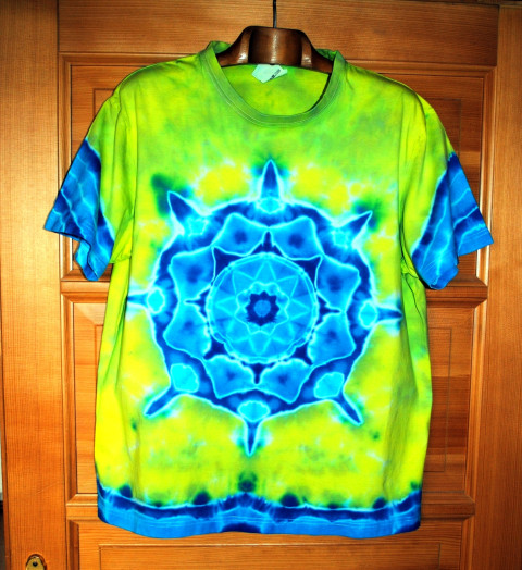 Batik. tričko XL - Sněhová vločka moře sníh modrá žlutá léto led mandala hippie batikované bohémské  Batik. tričko XL - Sněhová vločka moře sníh modrá žlutá léto led mandala hippie batikované bohémské